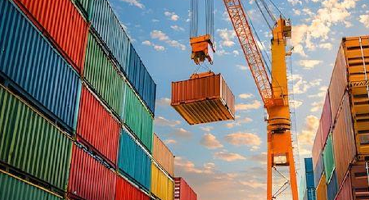 Cần cẩu cảng biển vận hành bốc dỡ container